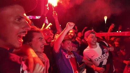 PSG - Chants, fumigènes, danses : les fans parisiens en folie à l'Allianz Arena