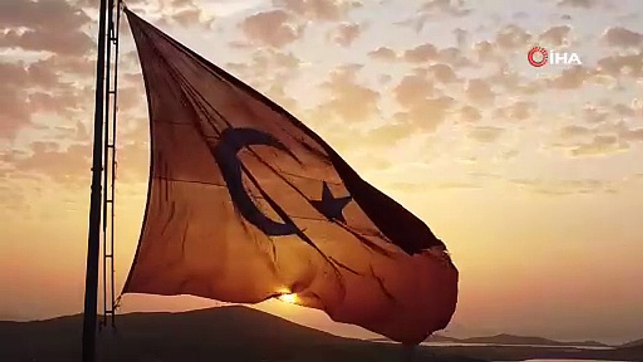 Gökyüzü kırmızıya boyandı! Dev Türk bayrağıyla gün batımı büyüledi
