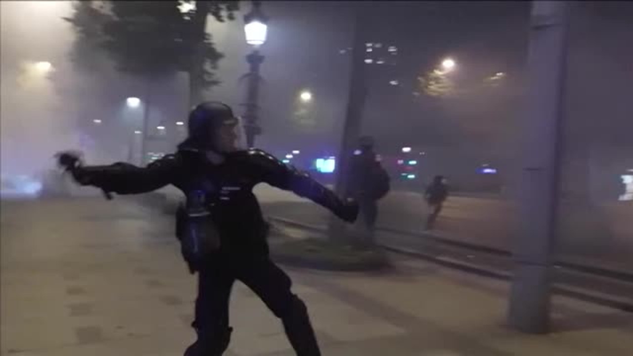 PSG - Débordements et affrontements sur les Champs-Élysées après le succès en finale