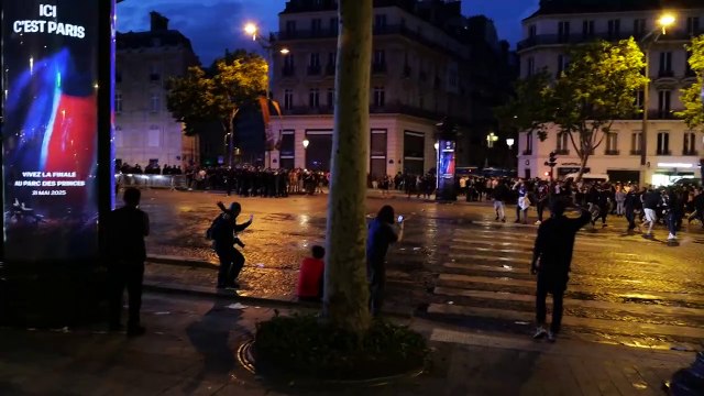 الشرطة تستخدم الغاز المسيل للدموع لتفريق عدد من مشجعي باريس سان جيرمان