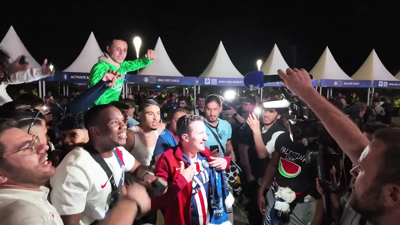 Chants, fumigènes, danses : les fans parisiens en folie à l'Allianz Arena