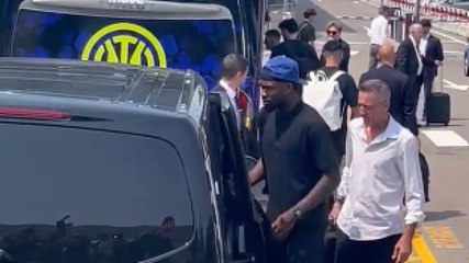 Inter, musi lunghi e silenzio assordante: il video del rientro a Milano