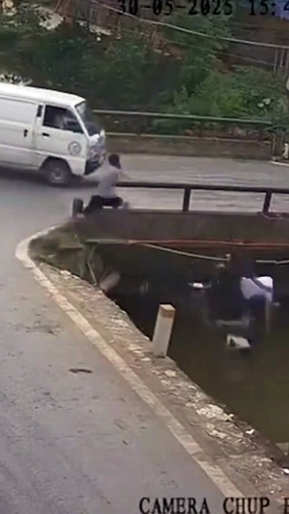 ⚡ Incredible Reflexes! Motorcycle Passenger’s Lightning-Fast Reaction Saves the Day! 🏍️😱