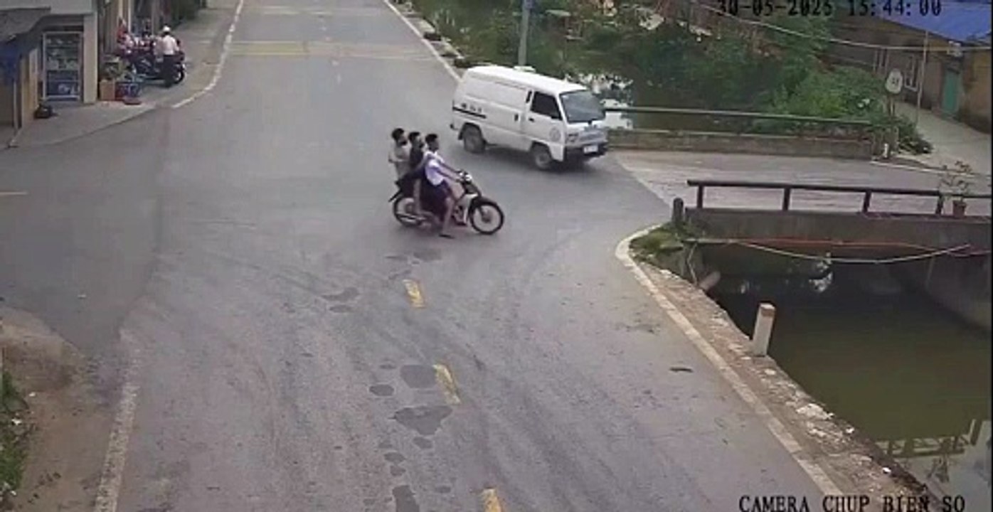 Motorcycle back seat passenger fast reaction time