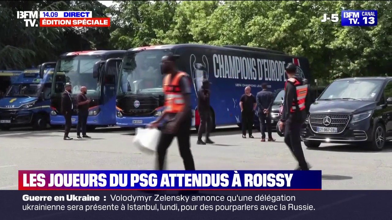 Ces fans attendent de pied ferme les joueurs du PSG à l'aéroport Roissy-Charles de Gaulle