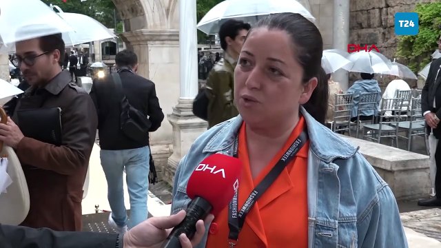 Antalya’da moda günleri: Ünlü mankenler, tarihi kapıda podyuma çıktı