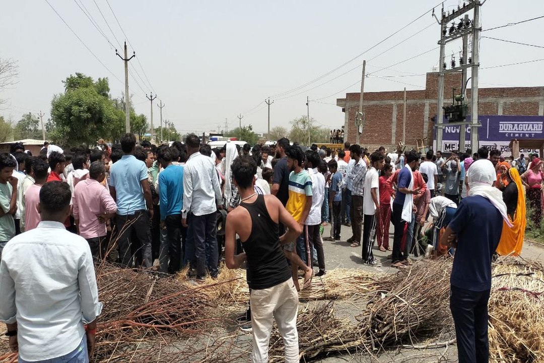 भूखण्ड पर कब्जा करने आए छह दर्जन बदमानों ने किया पथराव व गुस्साए ग्रामीणों ने किया स्टेट हाइवे जाम