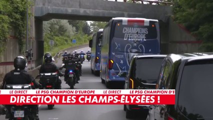 Le bus du Paris Saint-Germain se dirige en direction des Champs-Elysées