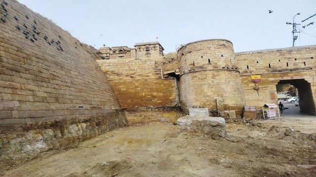 Watch Video: ऐतिहासिक सोनार किले के प्रवेश द्वार के आगे से हटाया गया चुग्गाघर