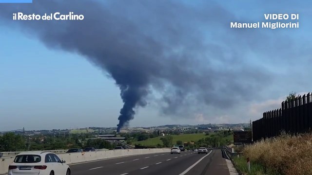 Video, grosso incendio: la colonna di fumo nero si vede anche dalla spiaggia di Rimini