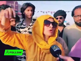 سمبڑیال الیکشن کے دن آر او دفتر کے باہر لڑکی نے چوروں کی خوب دھلائی کی