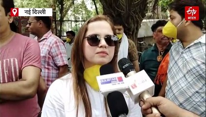 कोविड के बढ़ते मामलों को देखते हुए कालकाजी में बीजेपी कार्यकर्ताओं ने बांटे मास्क और सेनीटाइज़र