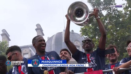 Les joueurs du PSG arrivent sur les Champs-Élysées !