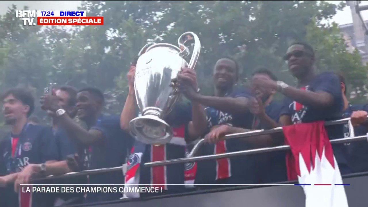 Sacre du PSG: les Champs-Élysées célèbrent les joueurs parisiens après leur victoire face à l'Inter Milan