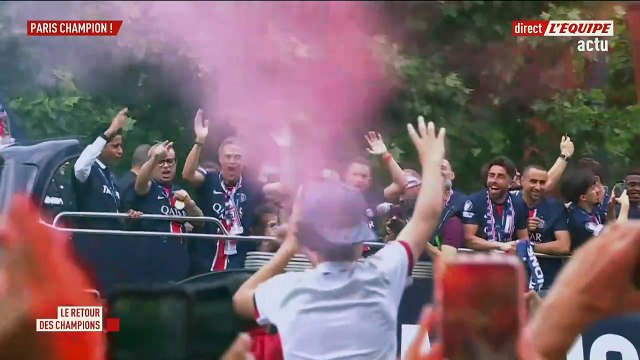 Les joueurs parisiens descendent les Champs-Élysées - Foot - Ligue des champions - PSG