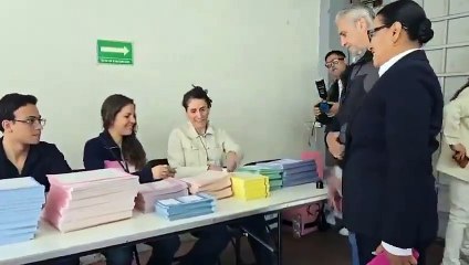 Secretaria de Gobernación acude a votar en la Elección del Poder Judicial