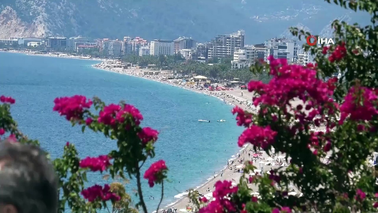 Sıcak hava ve güneşi gören sahile akın etti