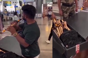 एयरपोर्ट में युवक के बैग से मिली कई बाँसुरियाँ