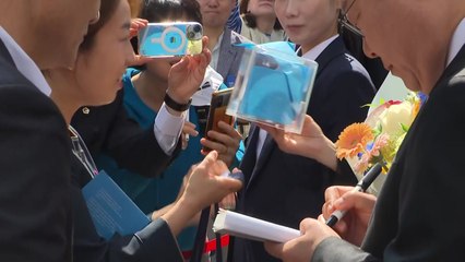 이재명 대통령 첫 출근길...눈물과 파란 휴지 [앵커리포트] / YTN