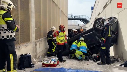 Una mujer queda atrapada en su coche al precipitarse más de 8 metros en un parking en Majadahonda