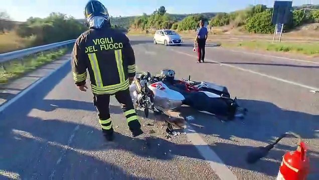 Incidente sulla Sassari-Ittiri, motociclista ferito dopo lo schianto contro un'auto