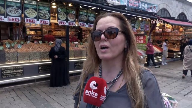 Bayram öncesi Eminönü’nde tezgahlara ilgi azdı: “Sadece bakıyoruz, her yer müzelik olmuş, alamıyoruz”