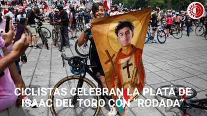 Cientos de ciclistas celebran el segundo lugar de Isaac del Toro en el Ángel de la Independencia