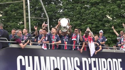 PSG - La parade devant près de 100 000 supporters sur les Champs-Élysées !