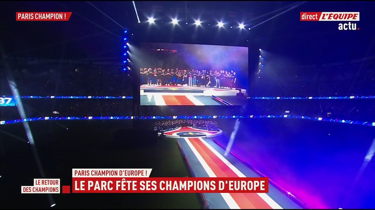 João Neves s'offre un salto arrière lors des célébrations au Parc des Princes - Foot - Ligue des champions - PSG