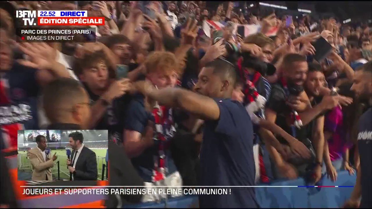 Sacre du PSG: les joueurs parisiens font un tour du terrain pour présenter la coupe aux supporters