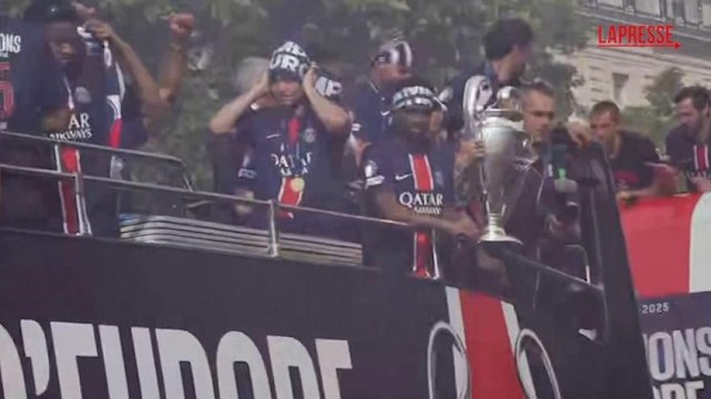 Il Psg sfila per gli Champs Elysees con il trofeo della Champions League
