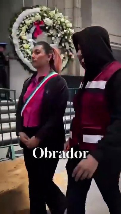 Colocan coronas fúnebres en la Suprema Corte de Justicia