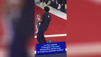 PSG - Le Parc chante "Champion d'Europe", Marquinhos danse avec le trophée