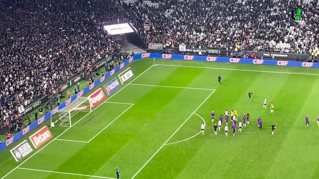 Torcida do Corinthians cobra elenco após empate com o Vitória