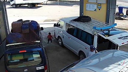 Niño es atropellado por microbús tras descuido de su madre en una terminal