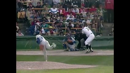 Carlton Fisk (CWS) gets a standing ovation after his final at-bat in the final game played at Comiskey Park (9/30/90)