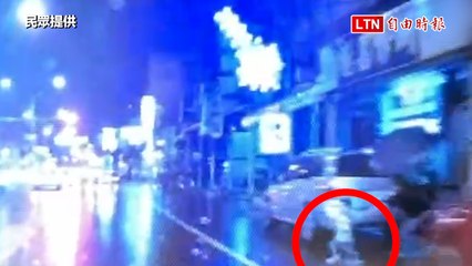 就差1秒！幼童31日衝馬路差點撞車 駕駛嚇破膽（民眾提供）