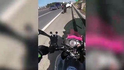 Arabasıyla takla atan sürücü, kurtarmak için camı kıran gence tepki gösterdi