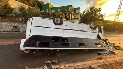Hatay’da tarım işçilerini taşıyan servis midibüsü kaza sonrası ters döndü: 25 yaralı