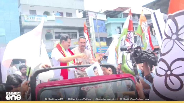 തുറന്ന വാഹനത്തിൽ എത്തി പി.വി അൻവർ; നാമനിർദേശ പത്രിക സമർപ്പിക്കുന്നതിനു മുമ്പ് ജനങ്ങളോട്