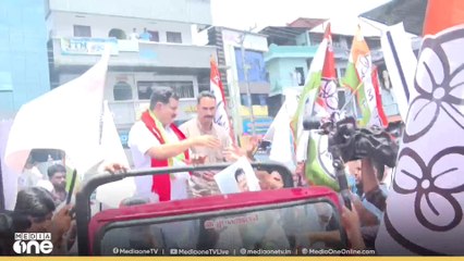 തുറന്ന വാഹനത്തിൽ എത്തി പി.വി അൻവർ; നാമനിർദേശ പത്രിക സമർപ്പിക്കുന്നതിനു മുമ്പ് ജനങ്ങളോട്