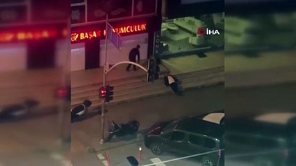 Sultangazi'de ilginç anlar! Merdivenlerde uyuya kalan şahsı dubayla uyandırmaya çalıştı