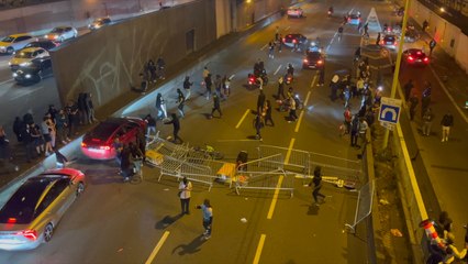 PSG : des casseurs jettent des barrières sur le périphérique