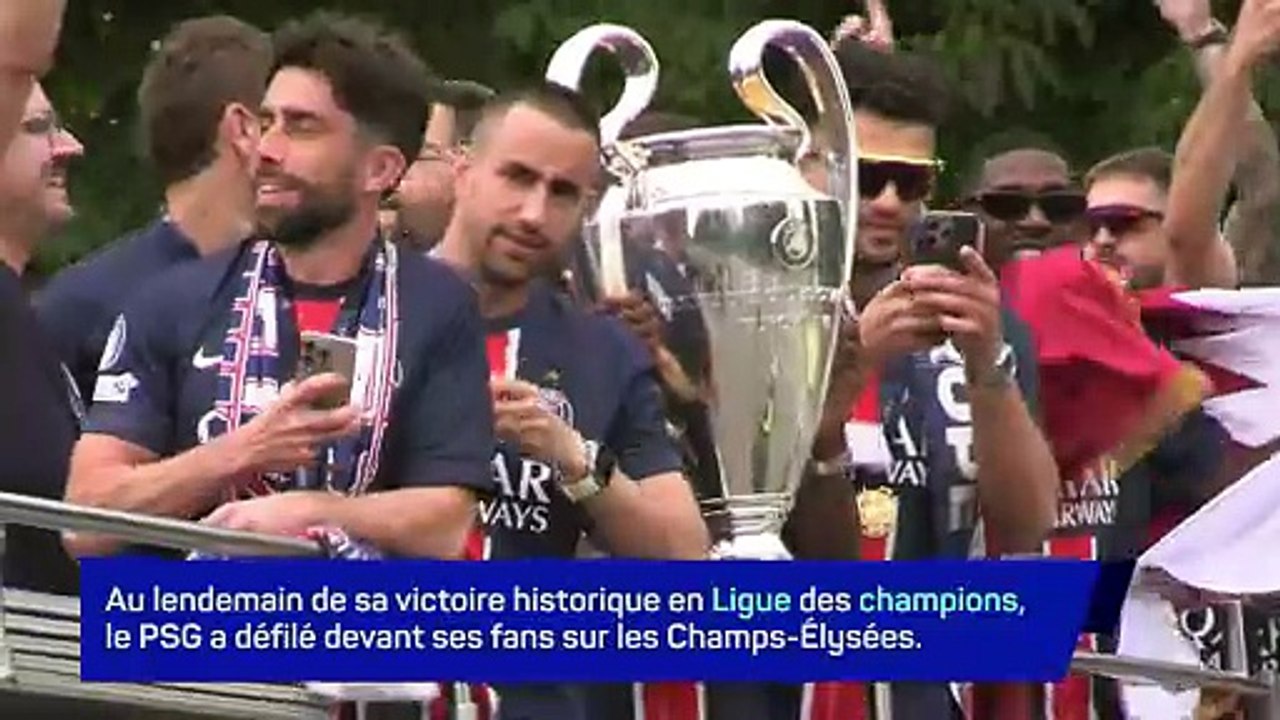 La parade devant près de 100 000 supporters sur les Champs-Élysées !