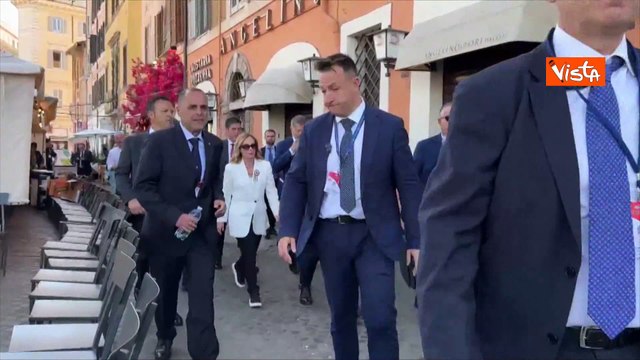 Ciao Alex , la premier Meloni saluta il Direttore di Vista al suo arrivo alla parata del 2 Giugno