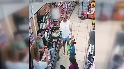 Kasa sırasında bir anneye kızının yanında ''sıra'' saldırısı kamerada!