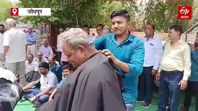 अटकी कर्मचारियों की पेंशन : छह पेंशनर ने मुंडन करवाकर विरोध जताया