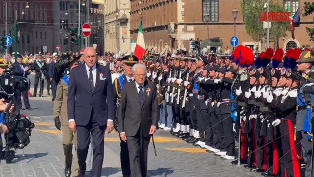 Mattarella rende omaggio al Milite Ignoto all'Altare della Patria