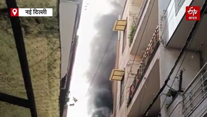 दिल्ली: छतरपुर इलाके की बहुमंजिला इमारत में बने कॉल सेंटर में लगी आग, टला बड़ा हादसा