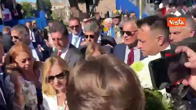 Per Meloni un mazzo di fiori tricolore al suo arrivo alla parata del 2 Giugno